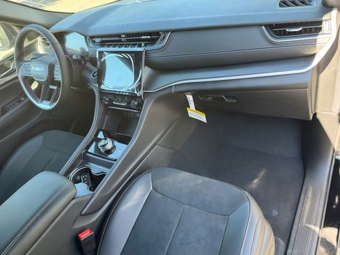 New 2025 Jeep Grand Cherokee Altitude image 10