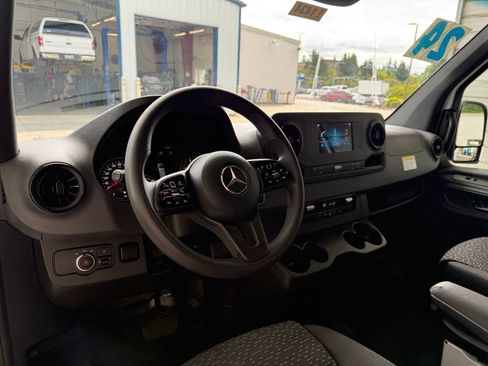 Used 2024 Mercedes-Benz Sprinter 2500 image 14