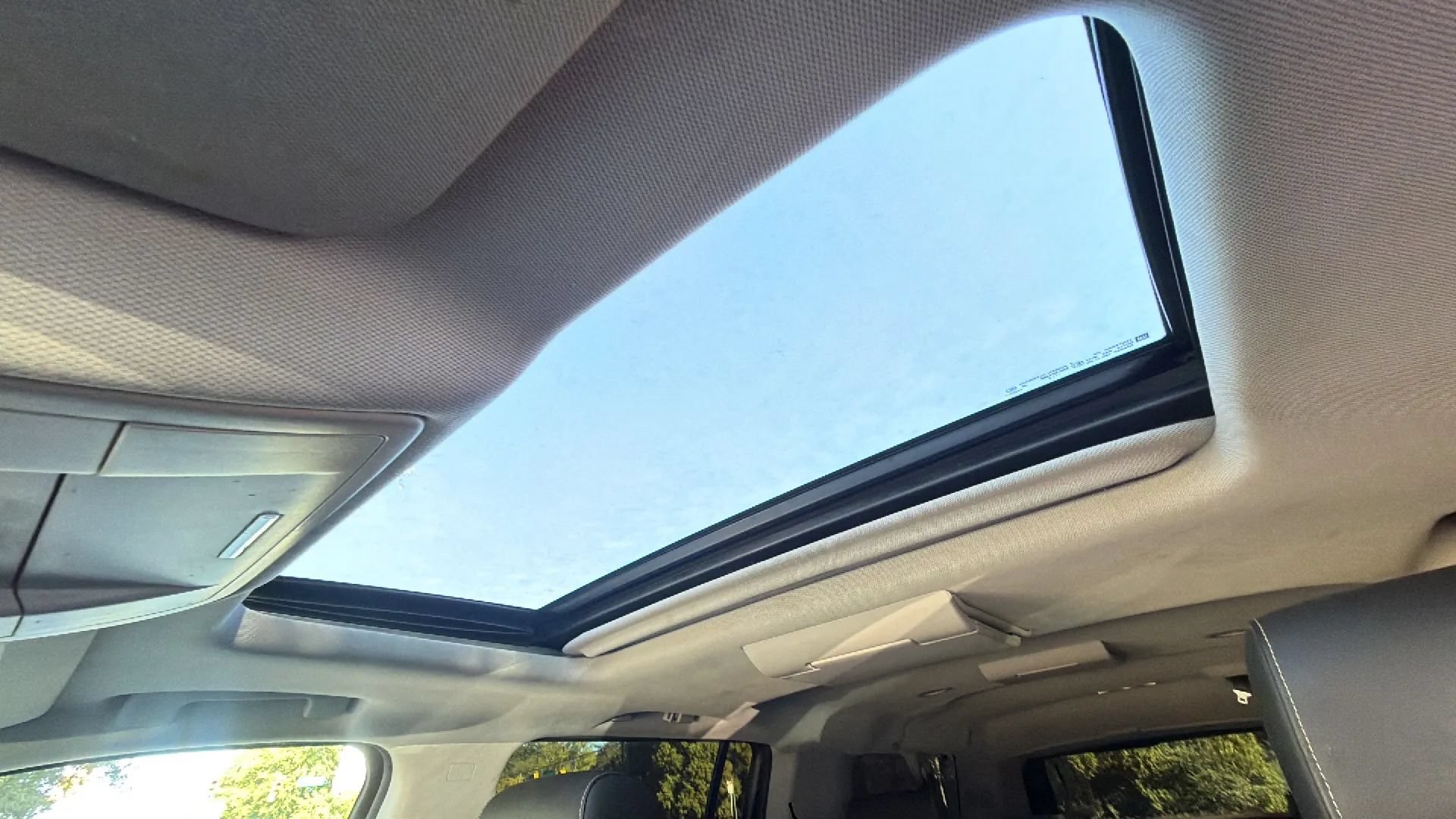Used 2015 Chevrolet Suburban LT RWD image 17
