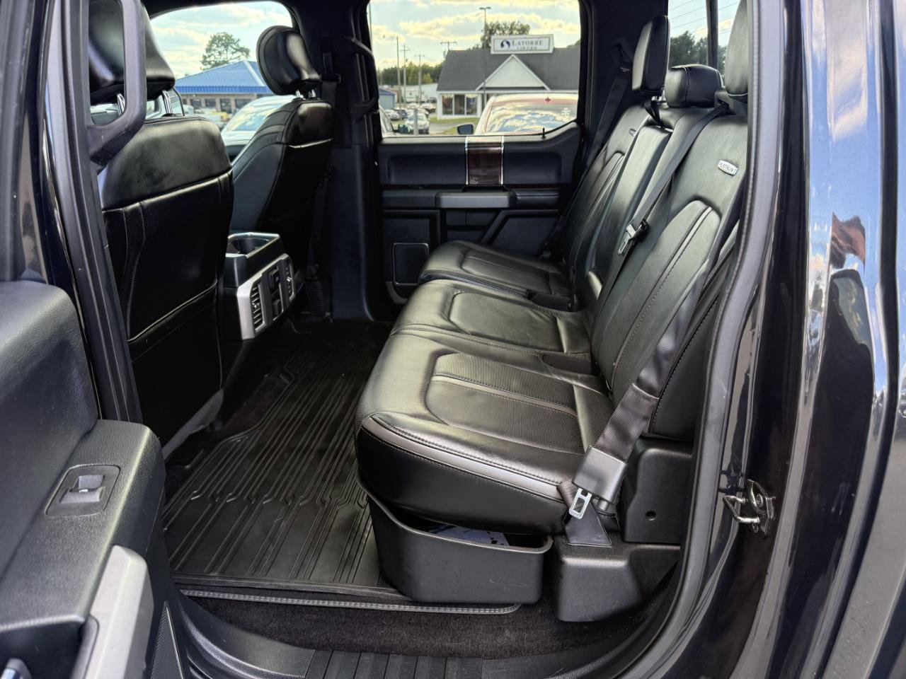 Used 2015 Ford F150 Platinum w/ Equipment Group 701A Luxury AWD/4WD image 9