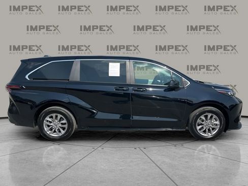 Used 2025 Toyota Sienna LE image 6