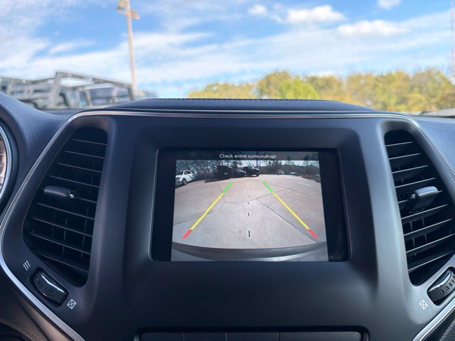 Used 2019 Jeep Cherokee Latitude Plus w/ Comfort/Convenience Group FWD image 26