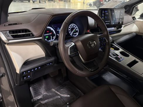 Used 2023 Toyota Sienna Platinum image 15