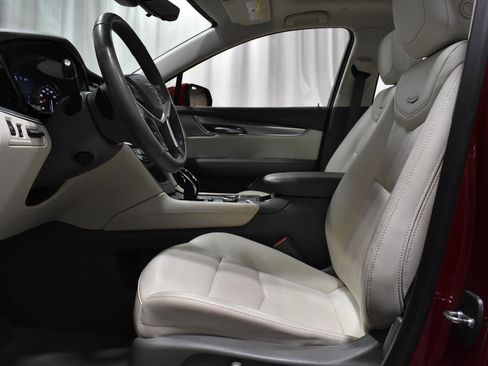 Used 2023 Cadillac XT5 Premium Luxury w/ Technology Package image 2