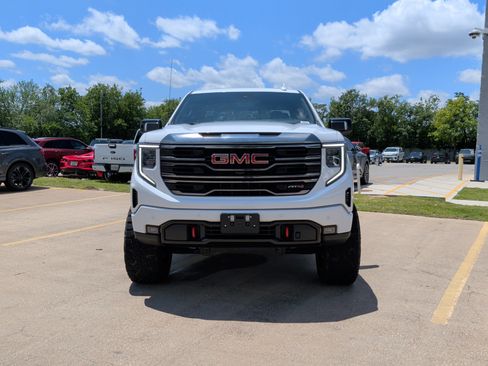Used 2024 GMC Sierra 1500 AT4 w/ Technology Package AWD/4WD image 3