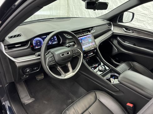 Certified 2024 Jeep Grand Cherokee L Limited w/ Luxury Tech Group II AWD/4WD image 15