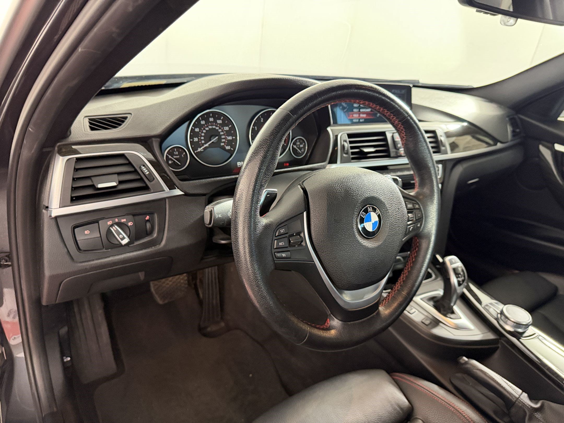 Used 2017 BMW 328d xDrive Sedan AWD/4WD image 4