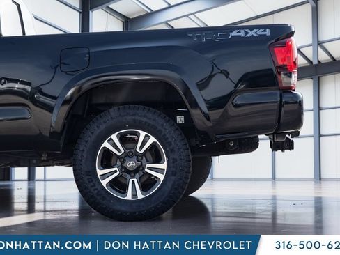 Used 2018 Toyota Tacoma TRD Sport AWD/4WD image 29