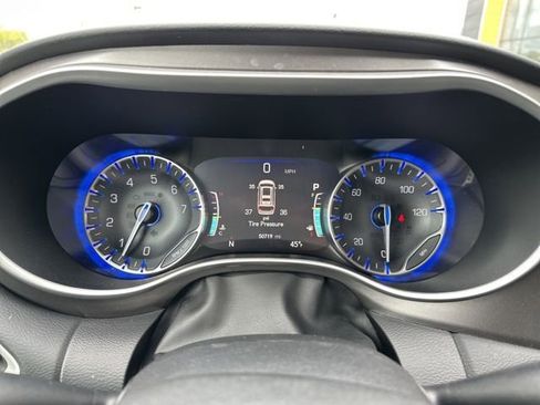 Used 2024 Chrysler Pacifica Touring-L FWD image 29