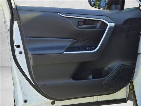 Used 2020 Toyota RAV4 LE FWD image 9