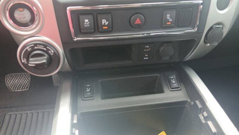 Used 2017 Nissan Titan SV AWD/4WD image 13