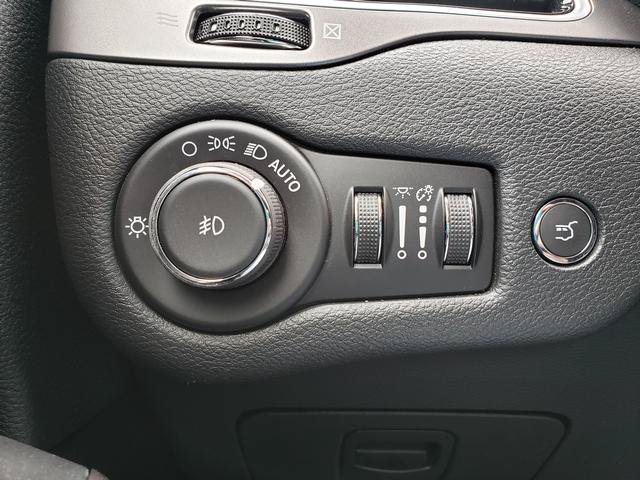 Used 2019 Jeep Cherokee Limited AWD/4WD image 25