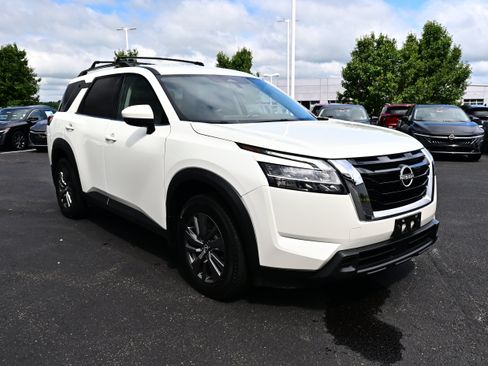 Used 2022 Nissan Pathfinder SV AWD/4WD image 2