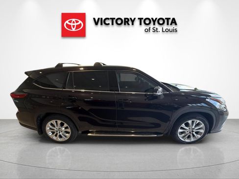 Used 2022 Toyota Highlander Limited FWD image 2