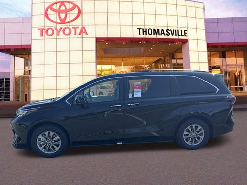 New 2026 Toyota Sienna XLE image 8