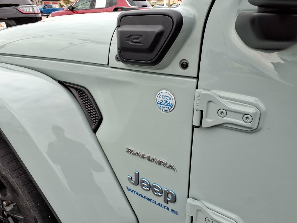 Certified 2024 Jeep Wrangler Unlimited Sahara w/ Technology Group AWD/4WD image 6