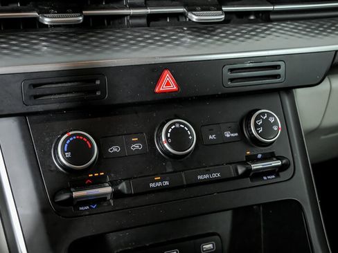 Used 2023 Kia Carnival LX FWD image 26