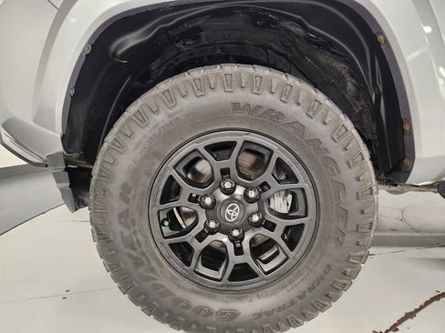 Used 2021 Toyota Tacoma SR5 RWD image 8