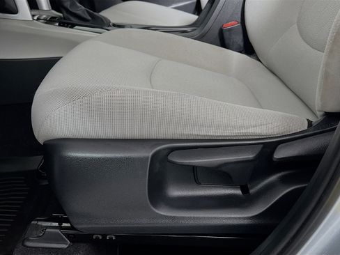 Used 2022 Toyota Corolla Cross L AWD/4WD image 18