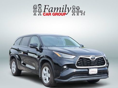 Used 2023 Toyota Highlander LE AWD/4WD image 2