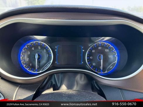 Used 2017 Chrysler Pacifica Touring-L FWD image 20