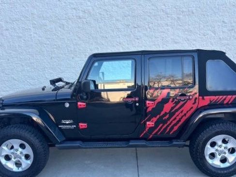 Used 2015 Jeep Wrangler Unlimited Sahara w/ Connectivity Group image 21