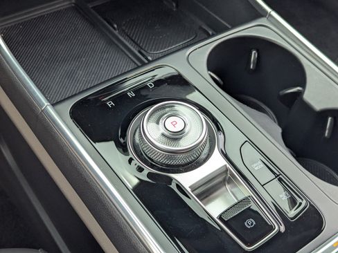 Used 2025 Kia Carnival EX image 28