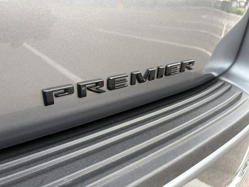 Used 2022 Chevrolet Suburban Premier AWD/4WD image 32