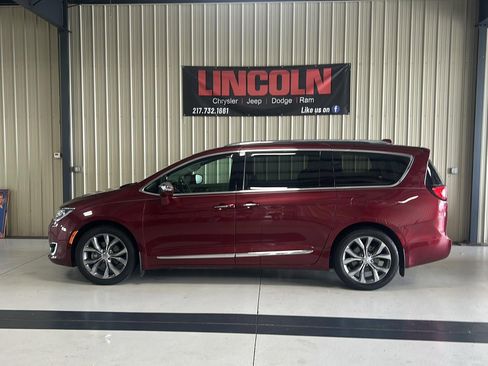 Used 2018 Chrysler Pacifica Limited w/ Tire & Wheel Group FWD image 4