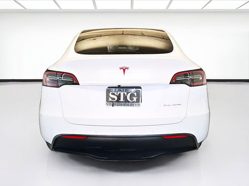 Used 2022 Tesla Model Y Long Range AWD/4WD image 5