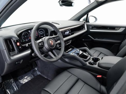 Used 2025 Porsche Cayenne image 4