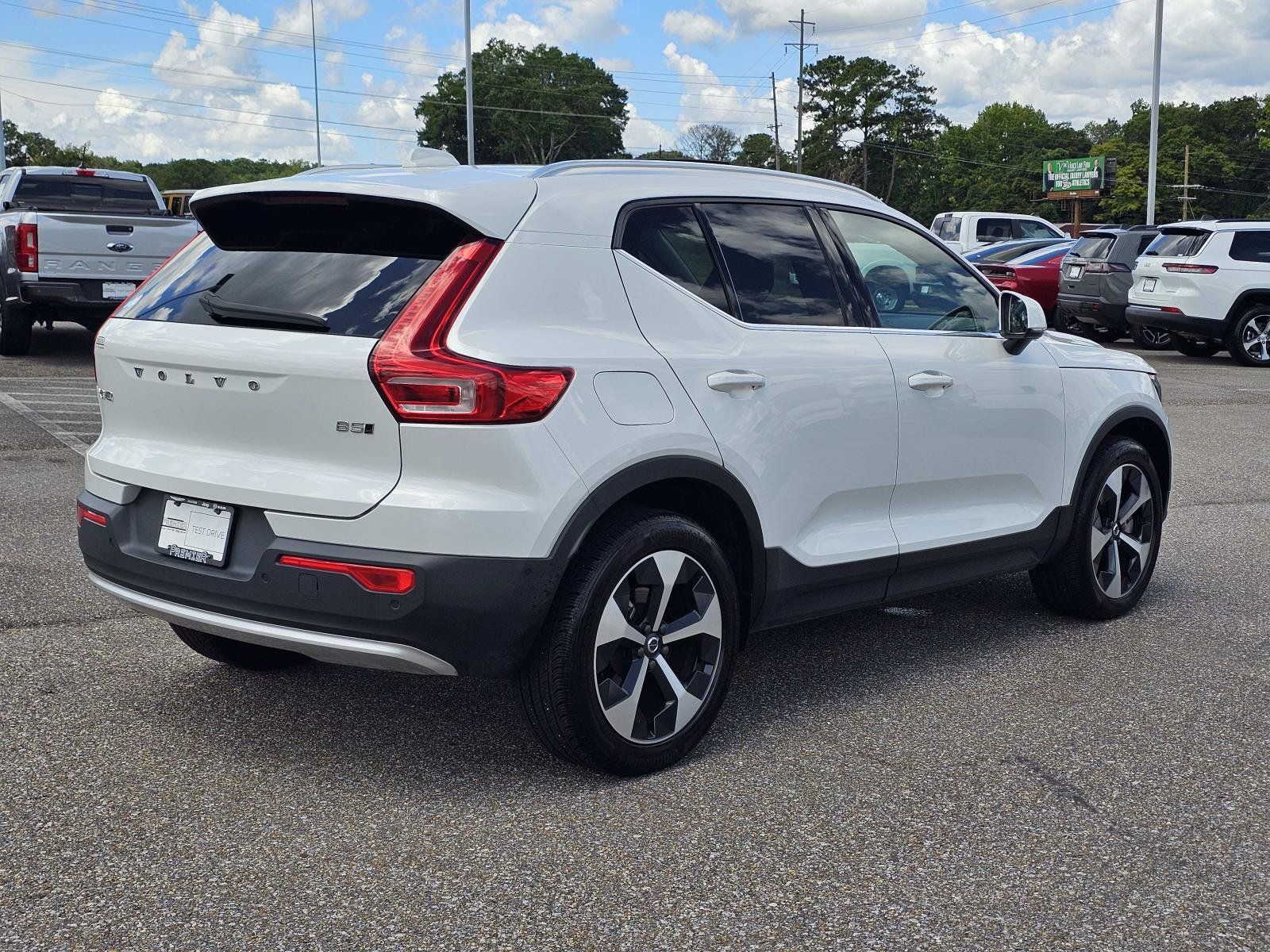 Used 2024 Volvo XC40 B5 Plus AWD/4WD image 8