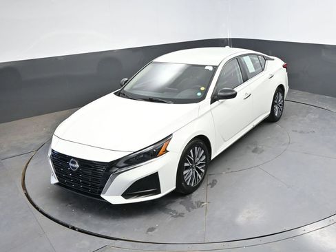 Used 2025 Nissan Altima 2.5 SV FWD image 23