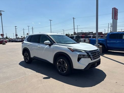 Used 2025 Nissan Rogue SV AWD/4WD image 2