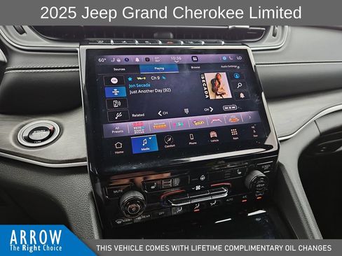 Used 2025 Jeep Grand Cherokee Limited AWD/4WD image 25