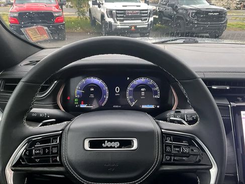 Used 2024 Jeep Grand Cherokee Overland AWD/4WD image 18