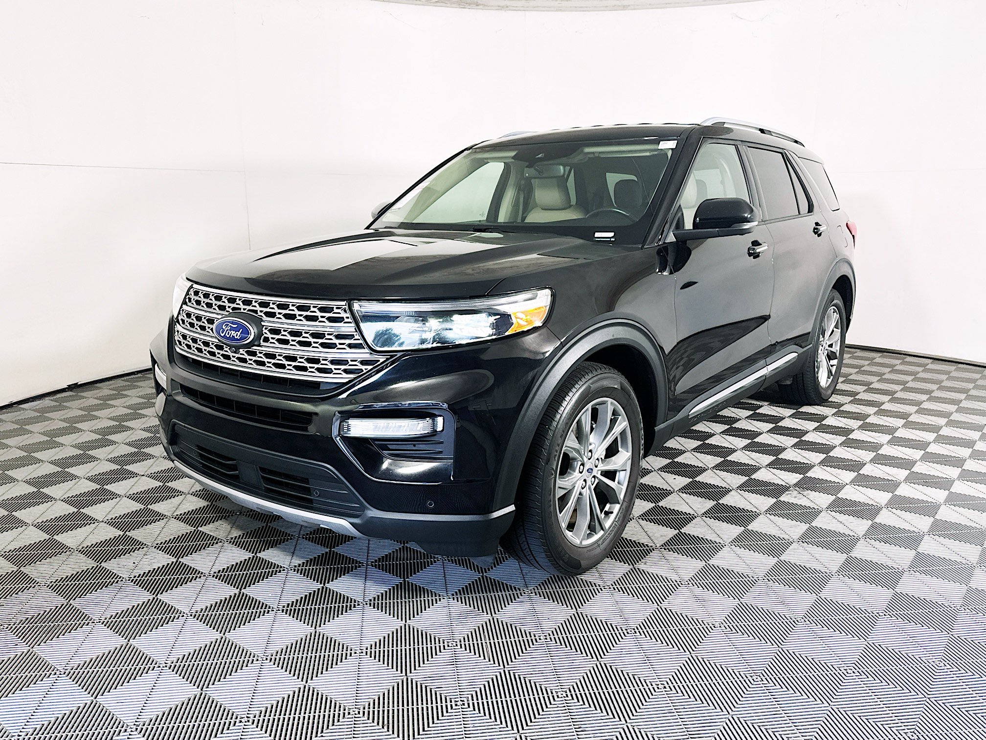 Used 2022 Ford Explorer Limited w/ Equipment Group 301A RWD image 7