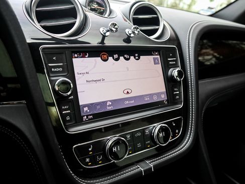 Used 2019 Bentley Bentayga image 24