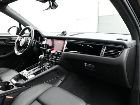 Certified 2025 Porsche Macan AWD/4WD image 18