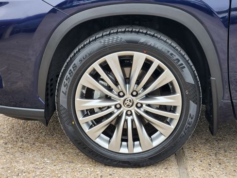 Used 2022 Toyota Highlander Platinum image 9