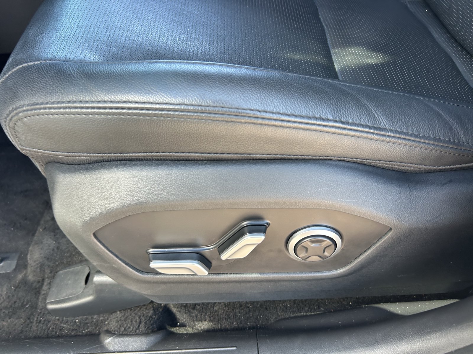 Used 2025 Hyundai Santa Fe Limited AWD/4WD image 30