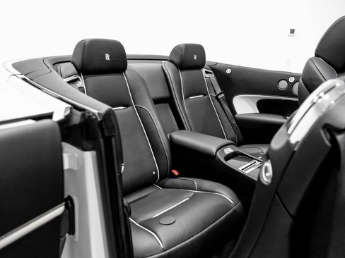 Used 2018 Rolls-Royce Dawn image 40