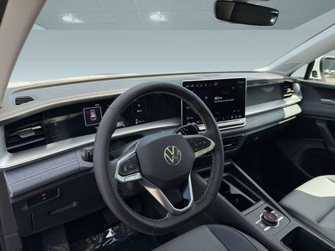 Used 2025 Volkswagen Tiguan SE AWD/4WD image 4