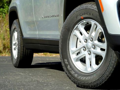 New 2025 Jeep Grand Cherokee Laredo w/ Luxury Tech Group I image 4