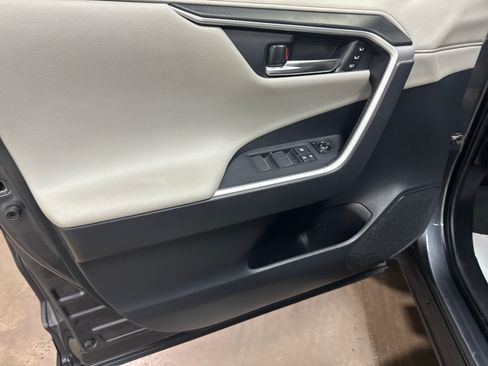 Used 2019 Toyota RAV4 Limited AWD/4WD image 15