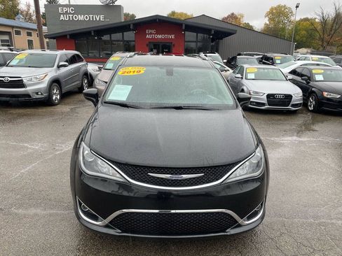 Used 2019 Chrysler Pacifica Touring-L FWD image 12