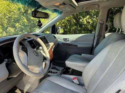 Used 2011 Toyota Sienna XLE w/ Premium Pkg FWD image 14