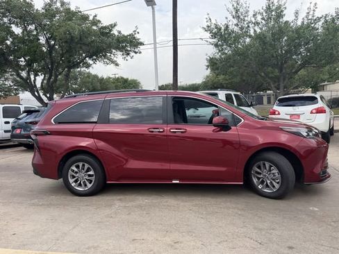 Used 2025 Toyota Sienna XLE w/ XLE Plus Package image 4