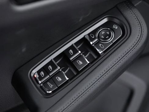 Certified 2026 Porsche Macan AWD/4WD image 24