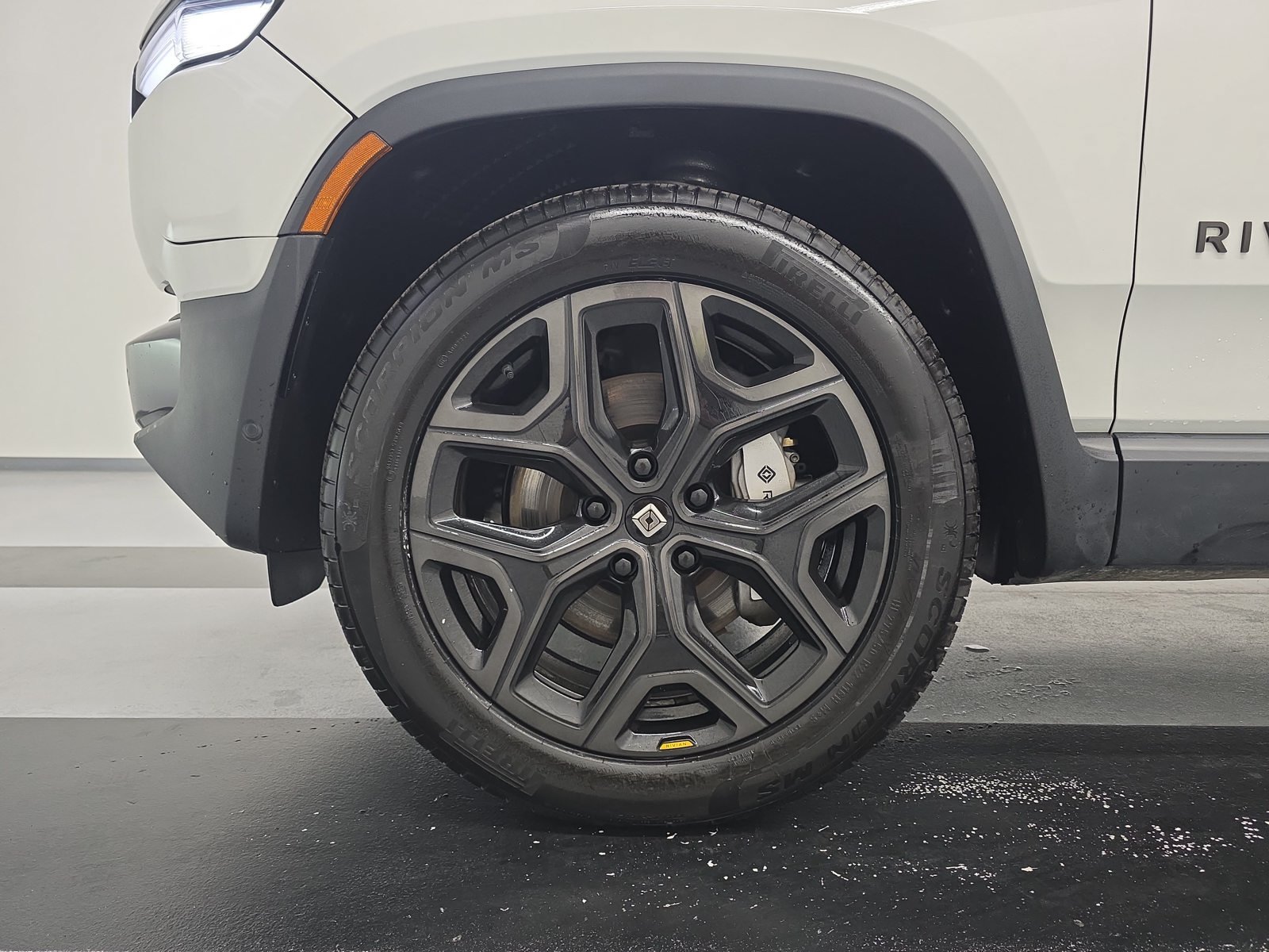 Used 2025 Rivian R1S Adventure Dual AWD/4WD image 9